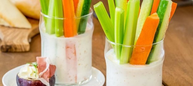 Овощные палочки с сырным соусом