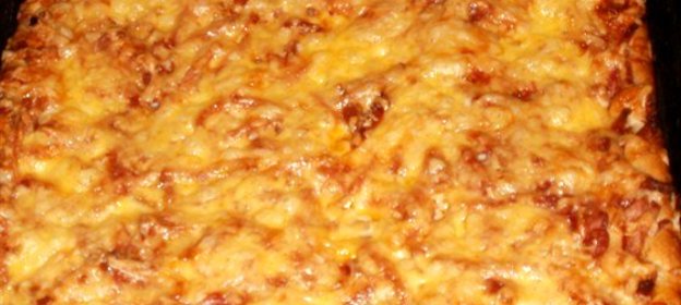 Пицца с колбасами