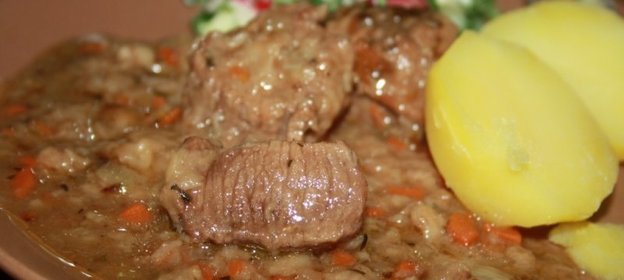 Запеченная говядина в вине и курином бульоне