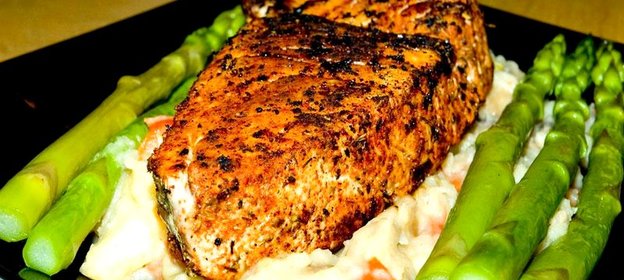 Стейк из тунца со спаржей