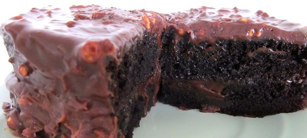 Шоколадный торт с орешками и какао