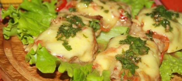 Свинина в маринаде из кунжутного дрессинга под шубой из моцареллы и болгарского перца