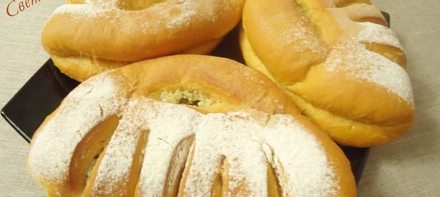 Томатный хлеб с чесноком, сыром и зеленью