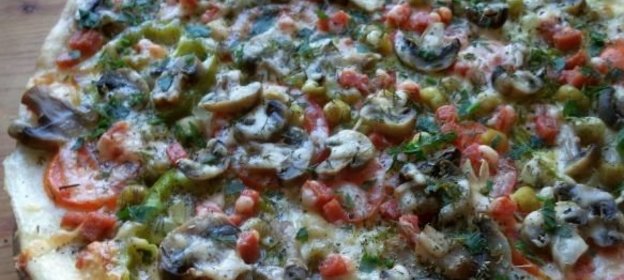 Пицца с маринованными грибами и колбасой