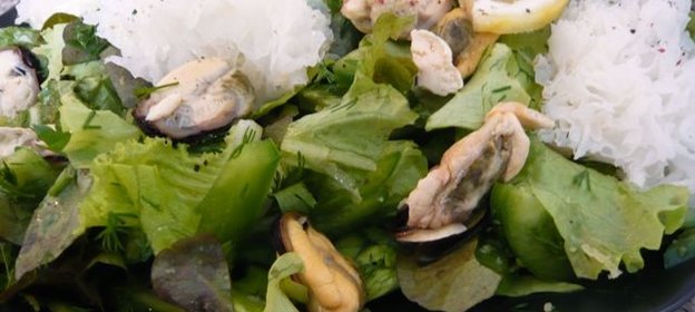 Зеленый салат с мидиями и гребешками