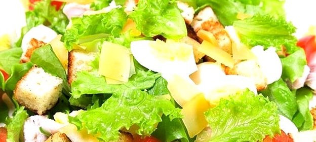 Салат Цезарь с ананасами