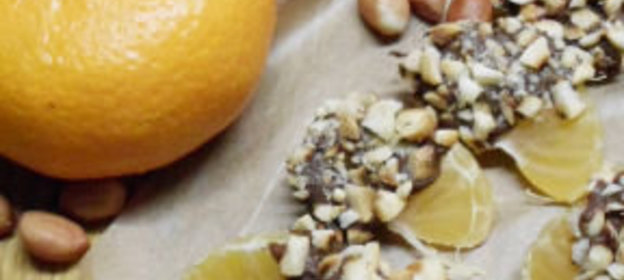 Соленые огурцы, фаршированные острой морковью