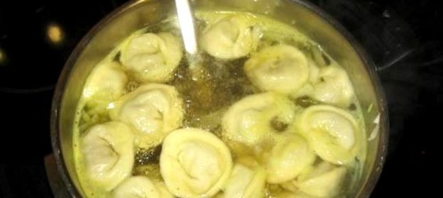 Пельмени с бульоном