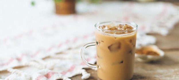 Охлажденный кофе с корицей