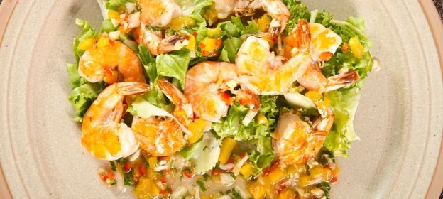 Салат с манго и креветками