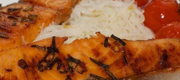 Стейк из семги на ложе из запеченных помидоров и рисовой лапши