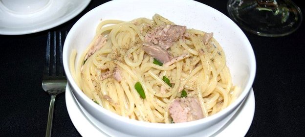 Паста с тунцом и зеленым луком
