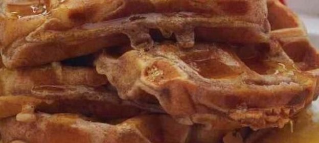 Пицца с сосисками и помидорами