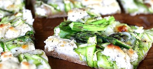 Пицца со спаржей