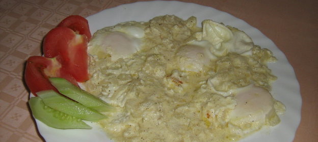 Любимая яичница в сметанно-луковом соусе