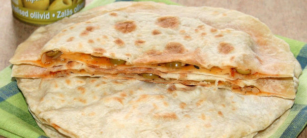 Лепешки с луком,оливками и томатным соусом