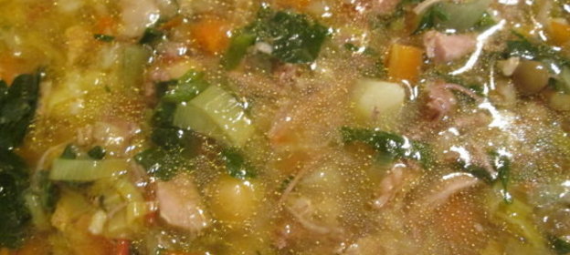 Кальмары с яйцом и солеными огурцами.