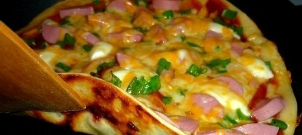 Пицца на сковороде с колбасой