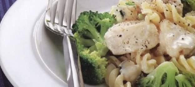 Макароны с рыбой и брокколи