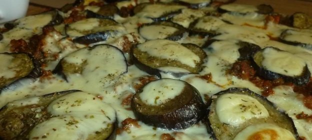 Мясная пицца с баклажанами и брынзой