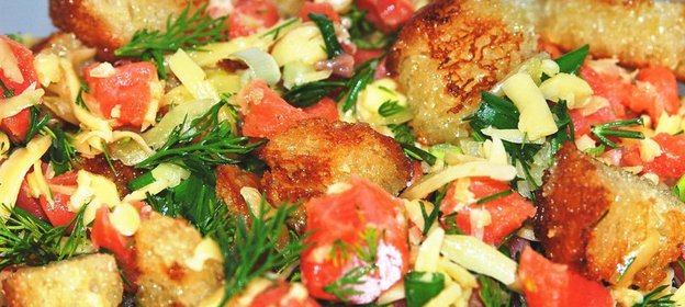 Салат из сёмги и домашних сухариков с зеленью