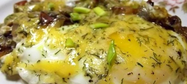 Яичница с грибами и сыром