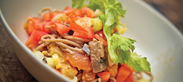 Гречневая лапша с курицей и овощами