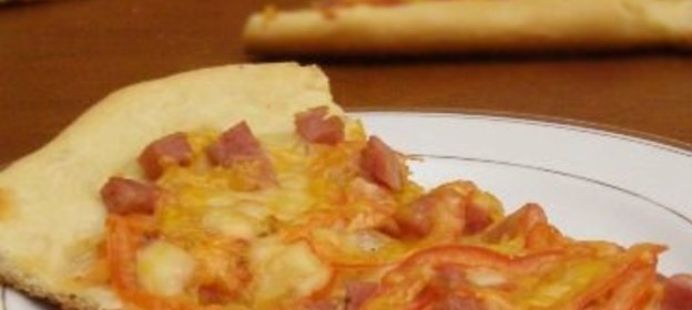 Пицца с сыром и колбасой