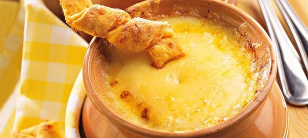 Французский луковый суп с сырными палочками