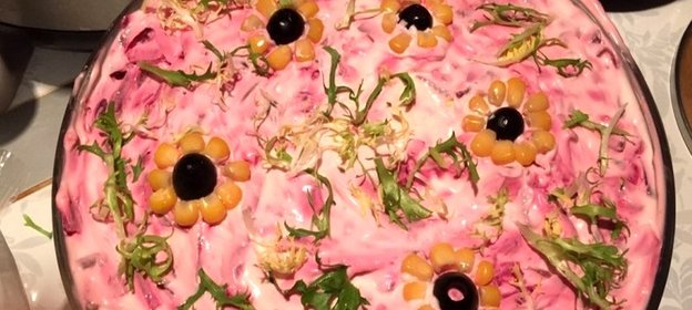 Селедка под шубой с семгой и яблоком