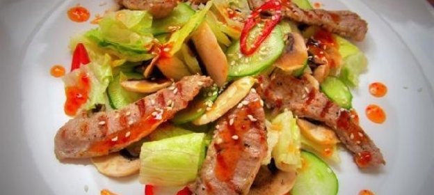 Салат с грилованной индейкой под соусом чили