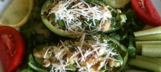 Салат Цезарь в лодочках из авокадо