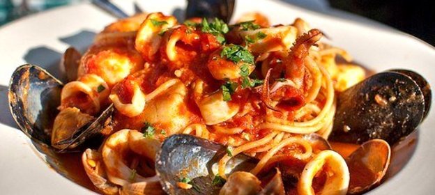 Паста с морепродуктами в томатном соусе