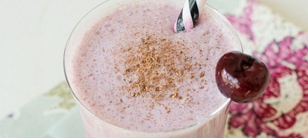 Кефирный смузи с вишней