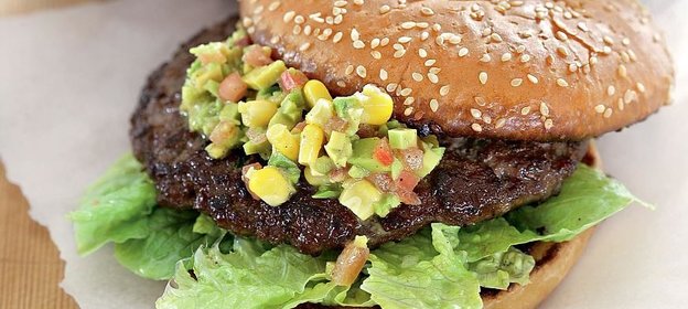 Гамбургеры с сальсой из авокадо