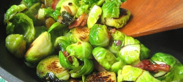 Жареная брюссельская капуста с изюмом