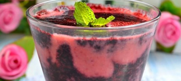 Клубнично-черничный смузи