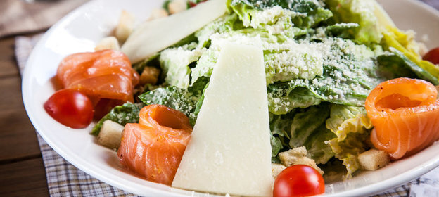 Салат «Цезарь» с лососем