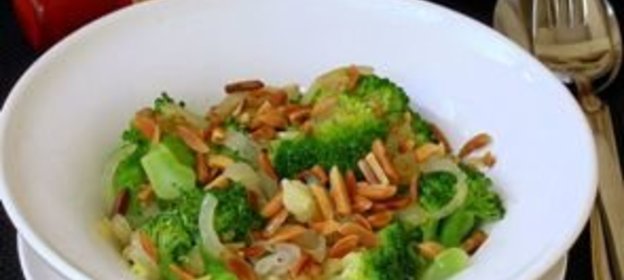 Insalata di broccoli alle mandorle (Салат из брокколи с миндалем)