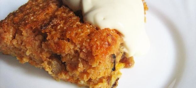 Морковная запеканка с изюмом и черносливом