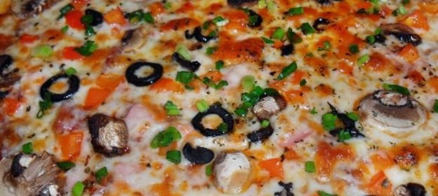 Пицца с ветчиной и грибами