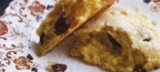 Лепешки из пряной зелени с творожным соусом