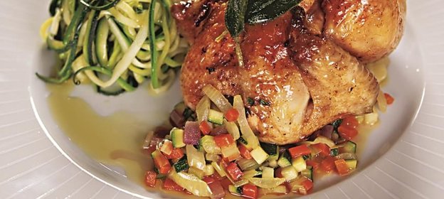 Цыпленок-пуссин с овощным соте и спагетти из цуккини