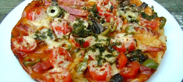 Пицца с салями и шампиньонами в мультиварке