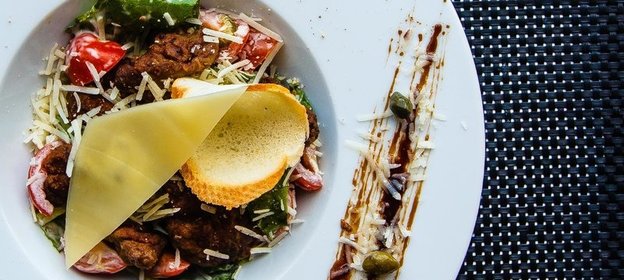 Салат «Цезарь» с куриной печенью