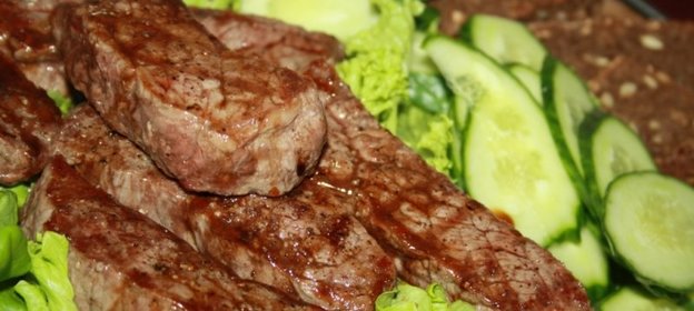 Стейки из мякоти бедра (мраморной говядины) на сковороде-гриль