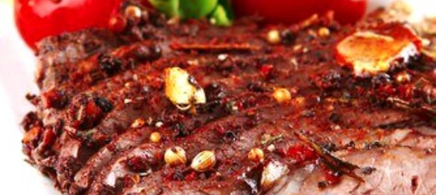 Ароматные говяжьи стейки с чесноком и перцем чипотле