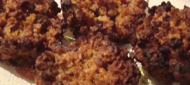 Маффины гречневые с колбасками с луком