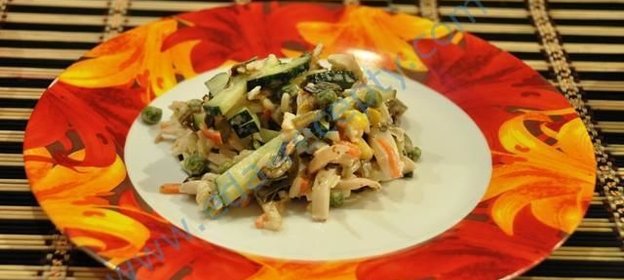 Салат из морской капусты с кальмарами и овощами
