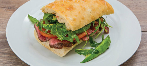 Сэндвич со стейком, помидором и авокадо